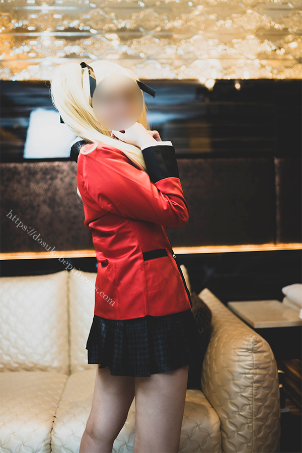 賭けグルイ早乙女芽亜里のコスプレでポーズをとるコスプレイヤー