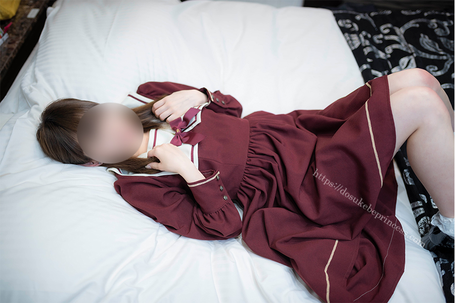 ロリータ服を着てラブホテルのベッドに寝転ぶ女の子