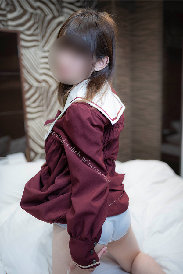 ロリータ服を捲ってパンティを見せる女の子