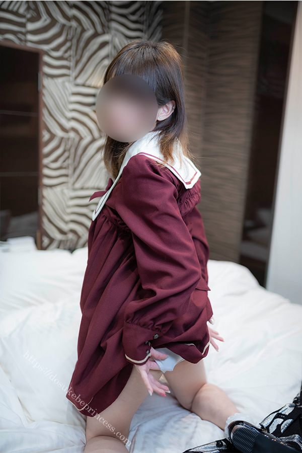 ロリータ服を捲ってパンティを見せる女の子