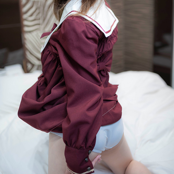 ロリータ服を捲ってパンティを見せる女の子