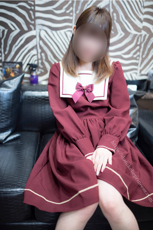 ロリータ服を着てラブホテルのソファの上でポーズをとる女の子