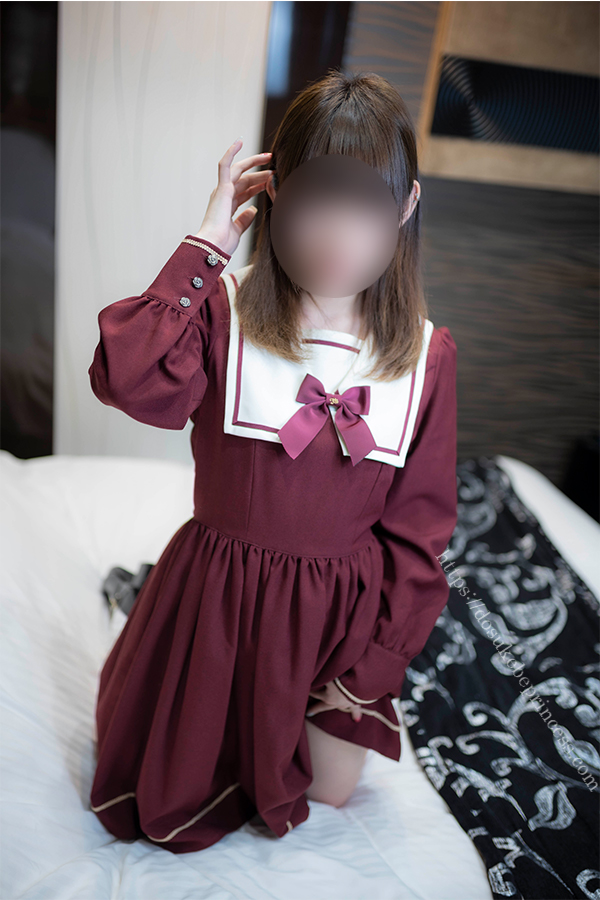 ロリータ服を着てポーズをとる女の子