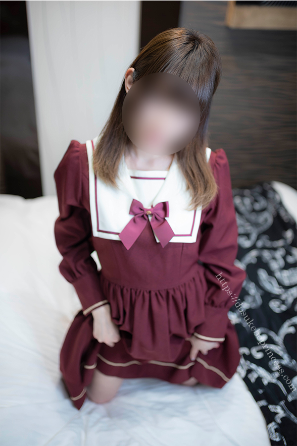 ロリータ服を着てポーズをとる女の子