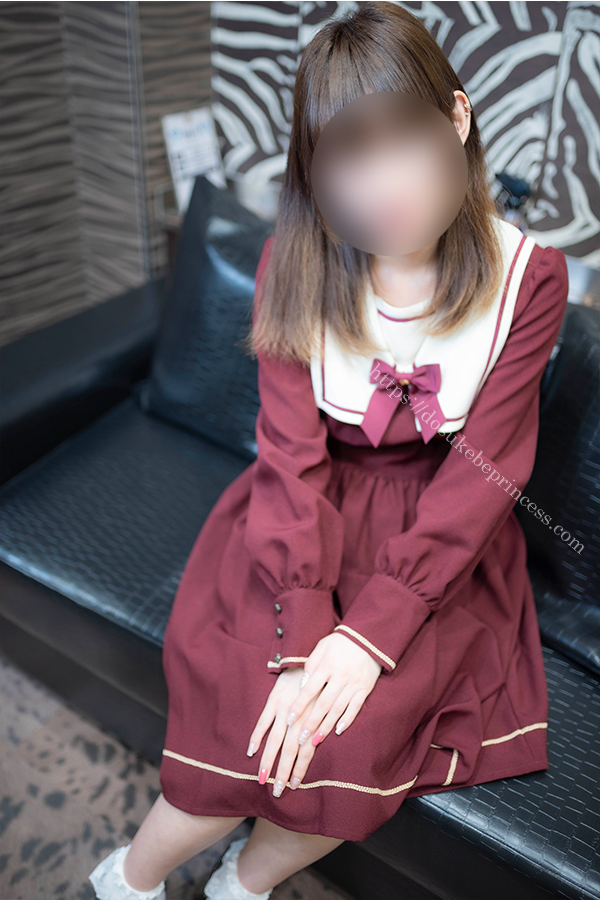 ロリータ服を着てポーズをとる女の子