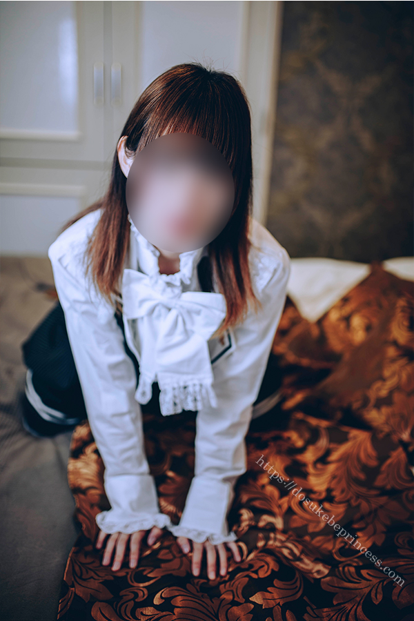 清楚系の可愛いお洋服を着てポーズをとる女の子