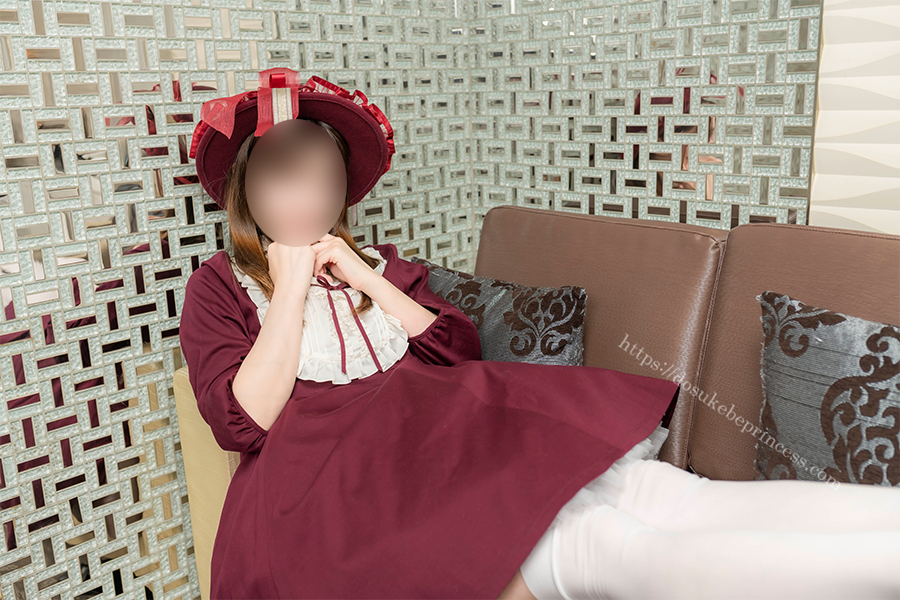 ロリータワンピースを着てポーズをとる女の子