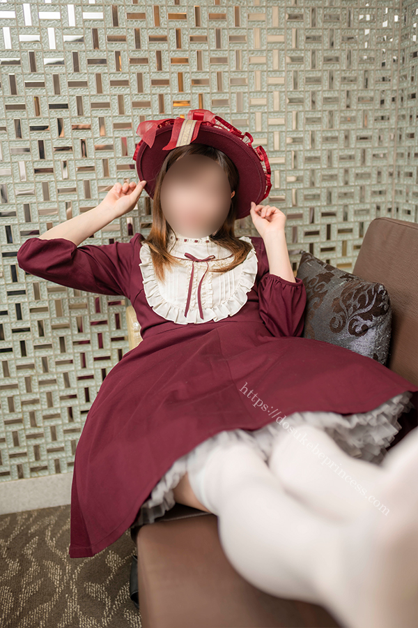 ロリータワンピースを着てポーズをとる女の子