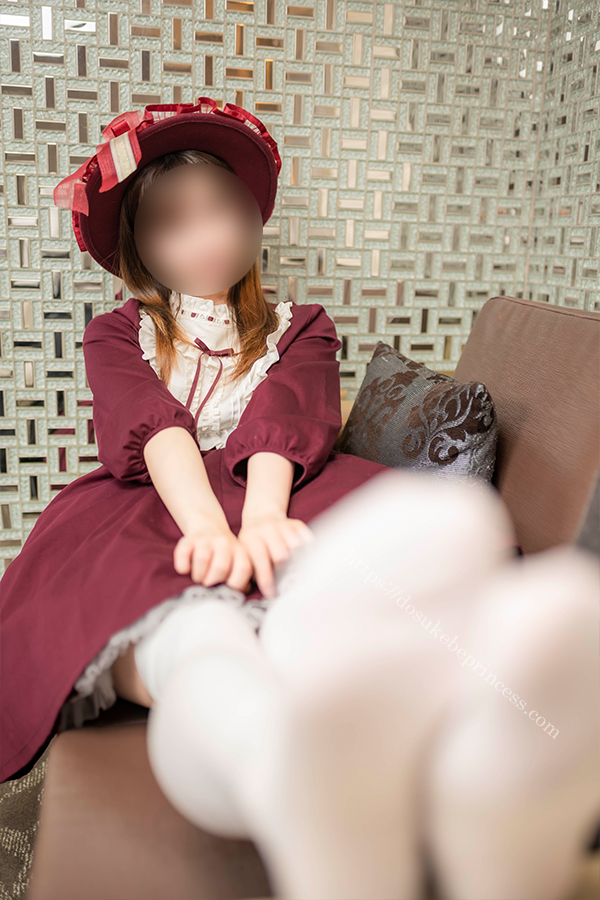 ロリータワンピースを着てポーズをとる女の子