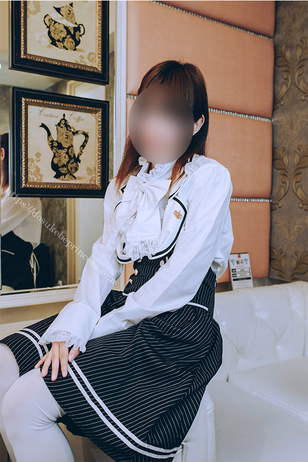 清楚系ジャンパースカートにフリルブラウスを着てポーズをとる女の子