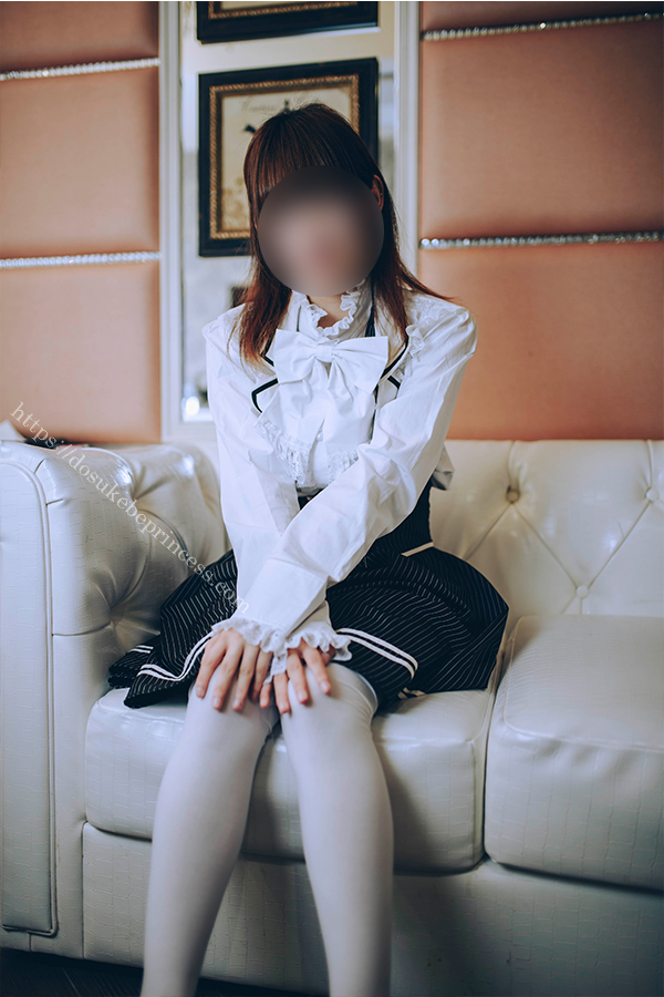 清楚系ジャンパースカートにフリルブラウスを着てポーズをとる女の子