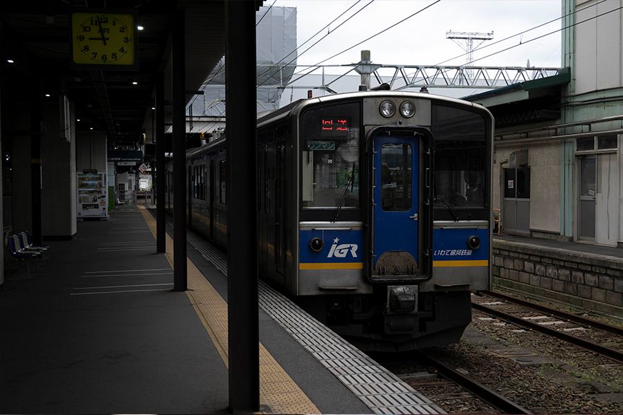 盛岡駅のホームにとまるIGRいわて銀河鉄道の車両