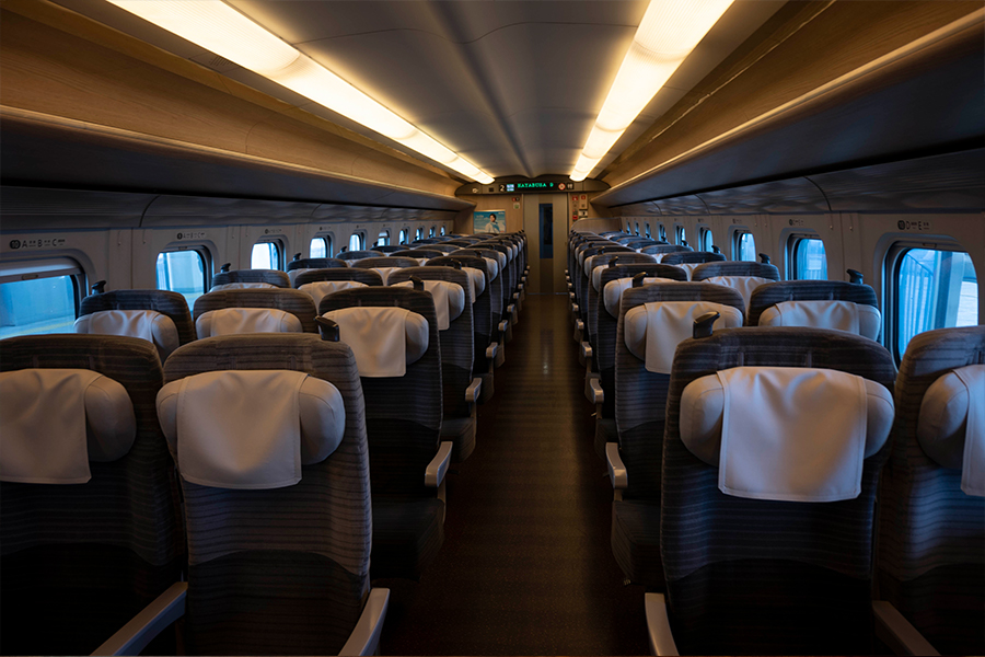 旅客が誰もおらずガラガラの新幹線車内