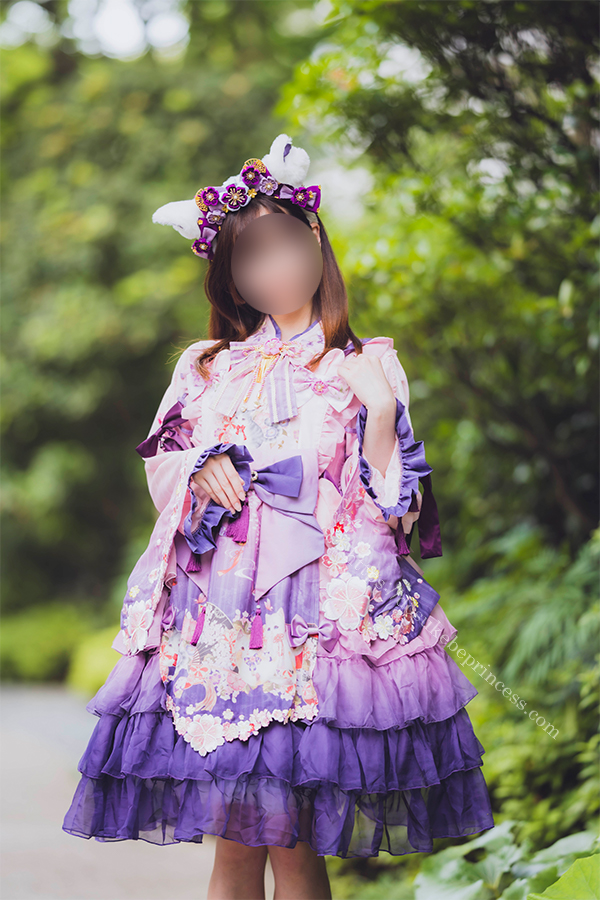 和風ロリータ服を着て日本庭園を散歩する女の子