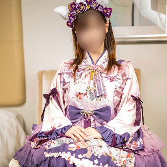 和ロリのロリータ服を着てポーズをとる女の子