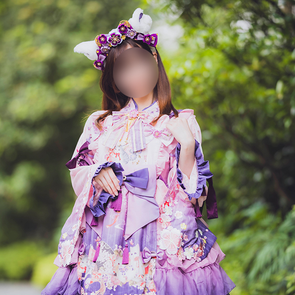 和風ロリータ服を着て日本庭園を散歩する女の子