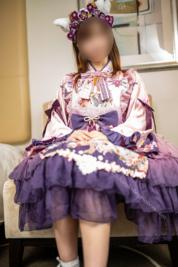 和ロリのロリータ服を着てポーズをとる女の子