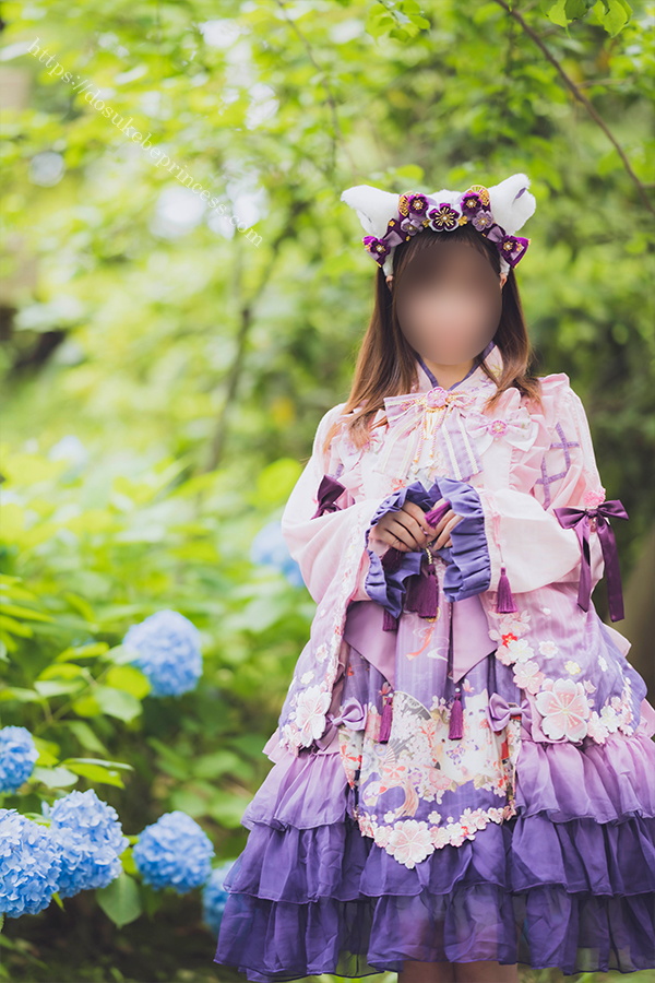 和風ロリータ服を着て日本庭園を散歩する女の子