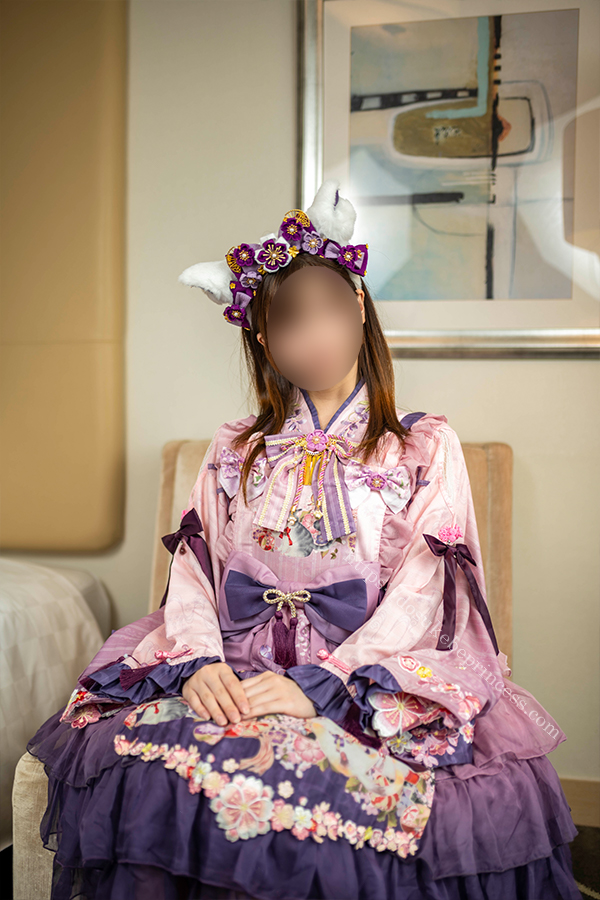 和ロリのロリータ服を着てポーズをとる女の子