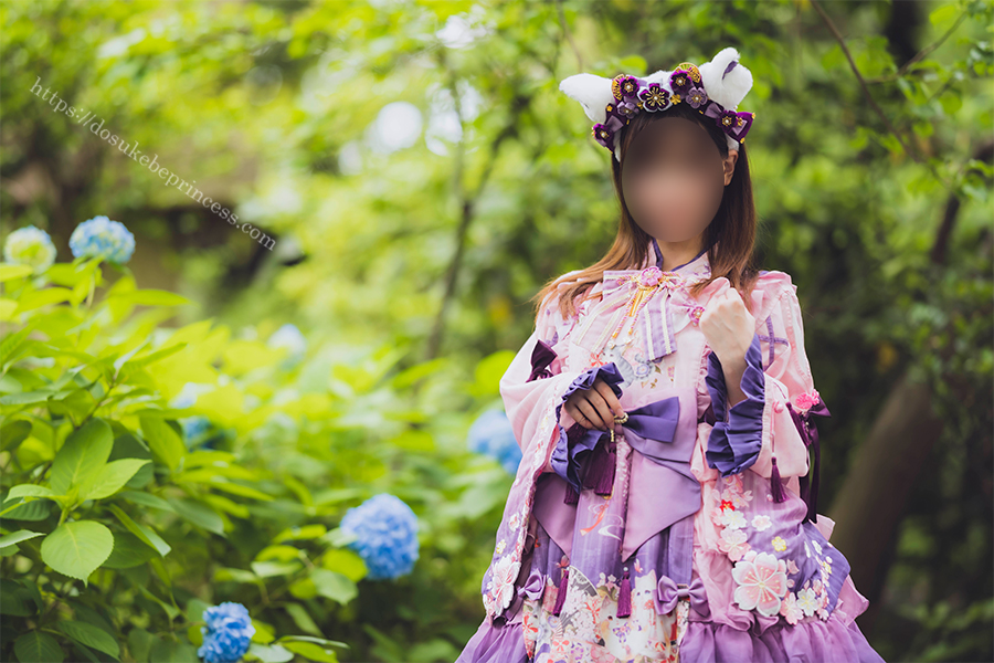 和風ロリータ服を着て日本庭園を散歩する女の子