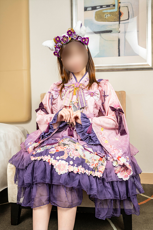 和ロリのロリータ服を着てポーズをとる女の子