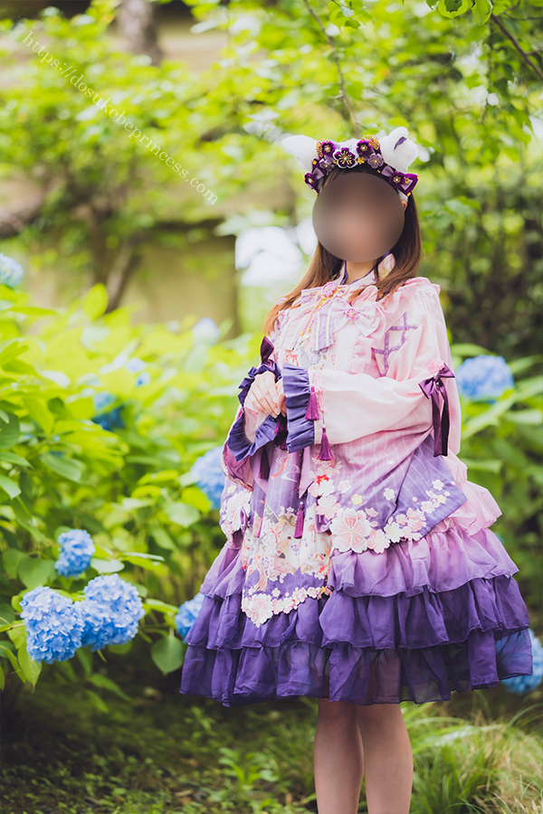 和風ロリータ服を着て日本庭園を散歩する女の子