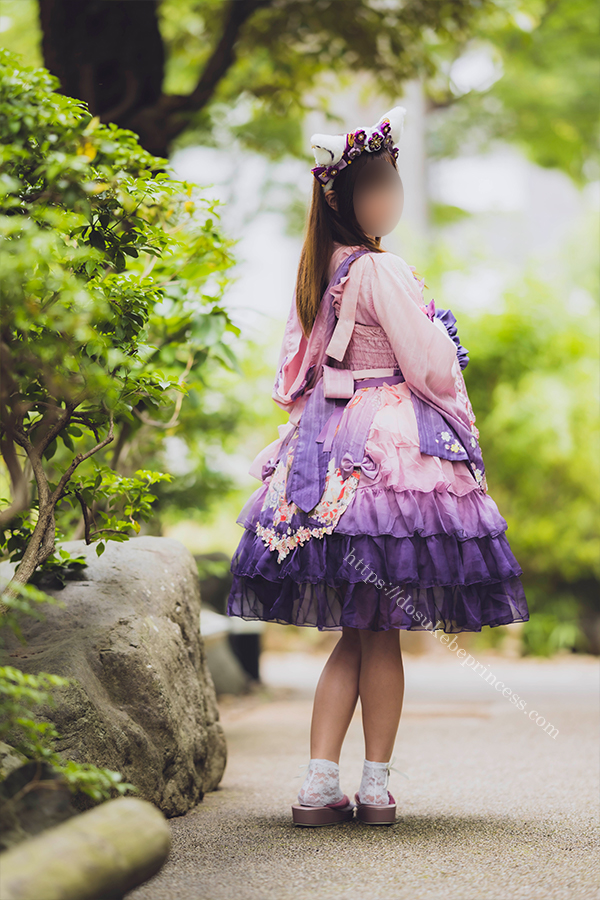 和風ロリータ服を着て日本庭園を散歩する女の子