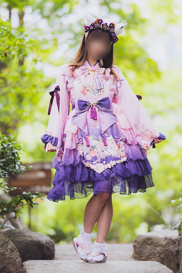 和風ロリータ服を着て日本庭園を散歩する女の子