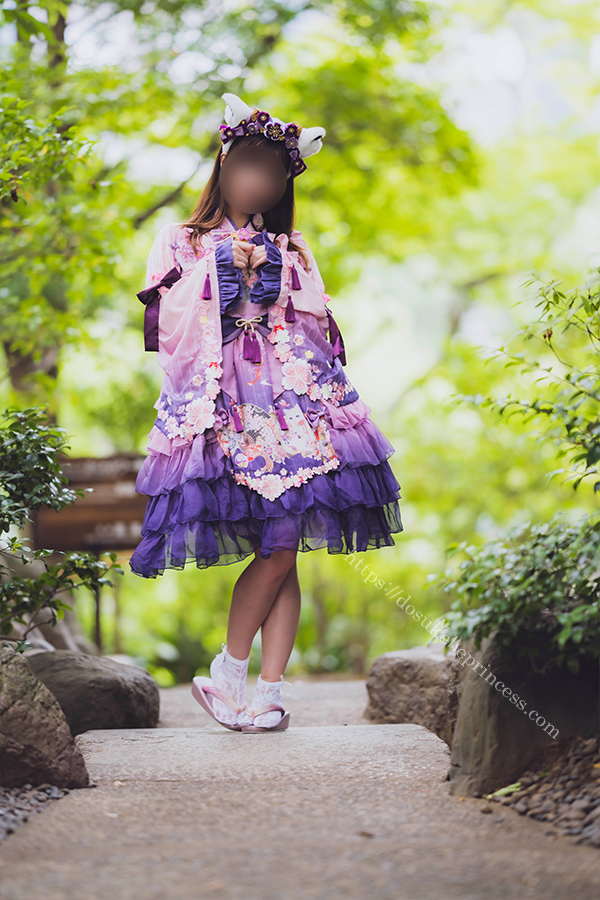 和風ロリータ服を着て日本庭園を散歩する女の子