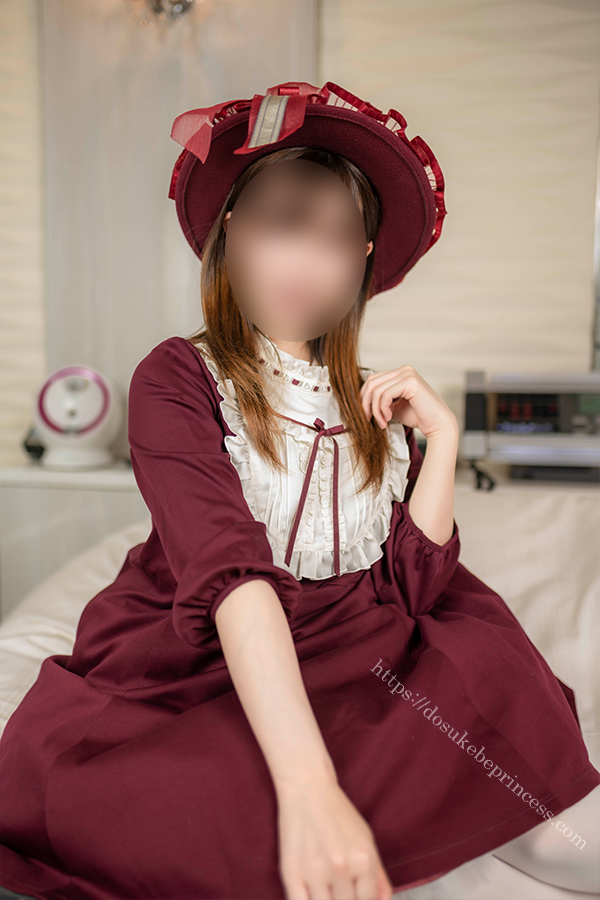 ロリータワンピースを着てポーズをとる女の子