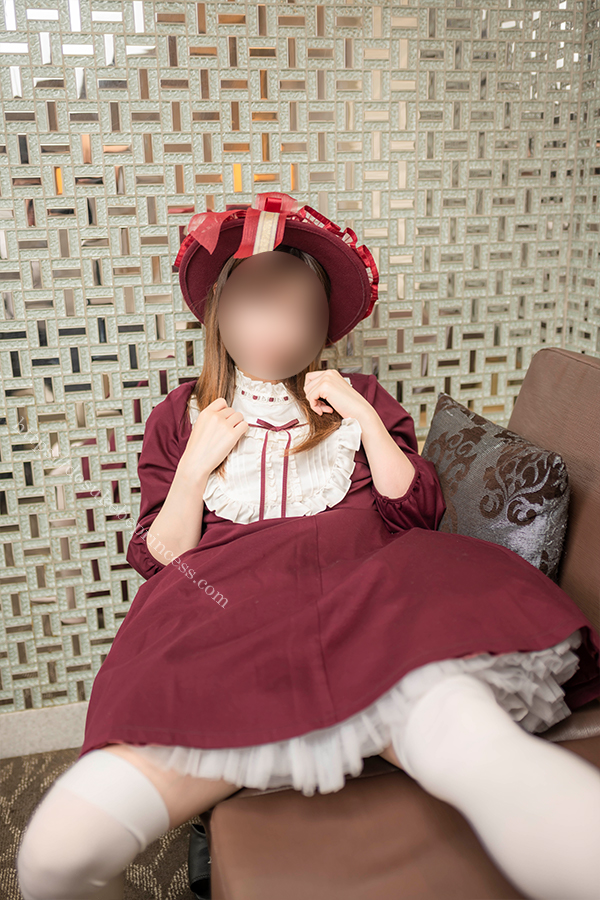 ロリータワンピースを来てポーズをとる女の子