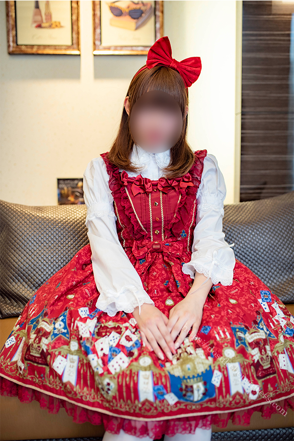赤いロリータ服を着てポーズをとる女の子