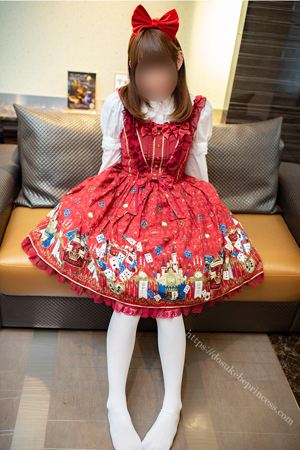 赤いロリータ服を着てポーズをとる女の子