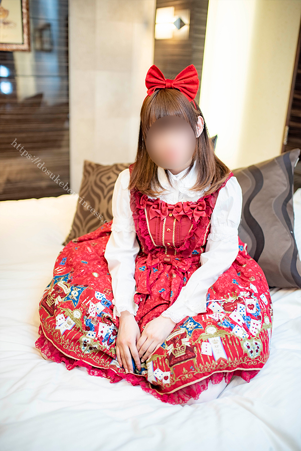 赤いロリータ服を着てポーズをとる女の子
