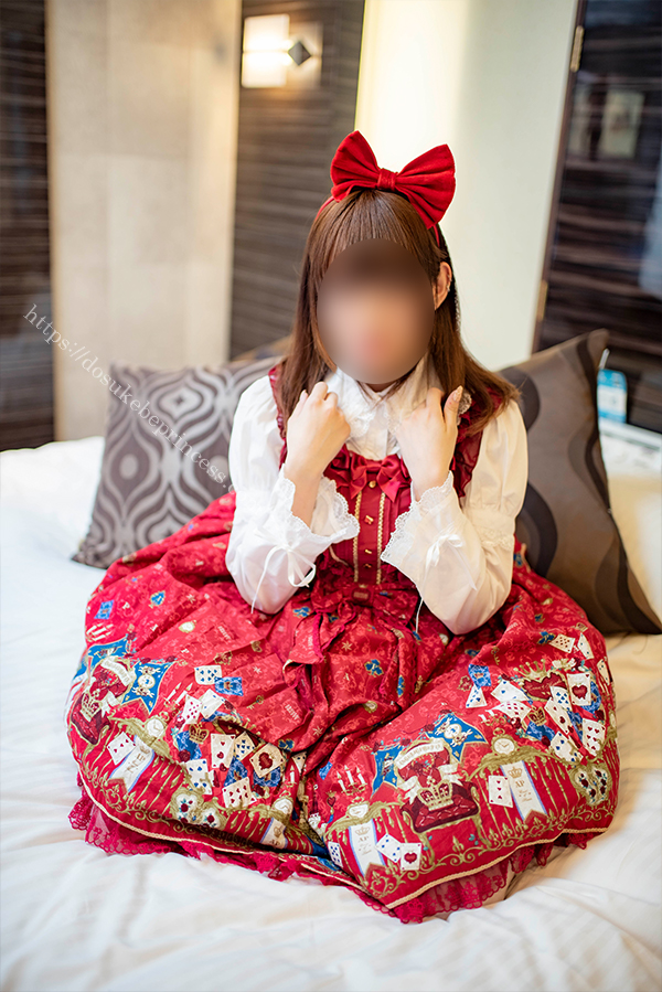 赤いロリータ服を着てポーズをとる女の子