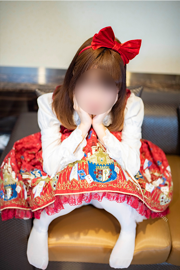 赤いロリータ服を着てポーズをとる女の子