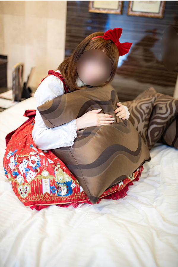 赤いロリータ服を着てラブホのベッドの上でポーズをとる女の子