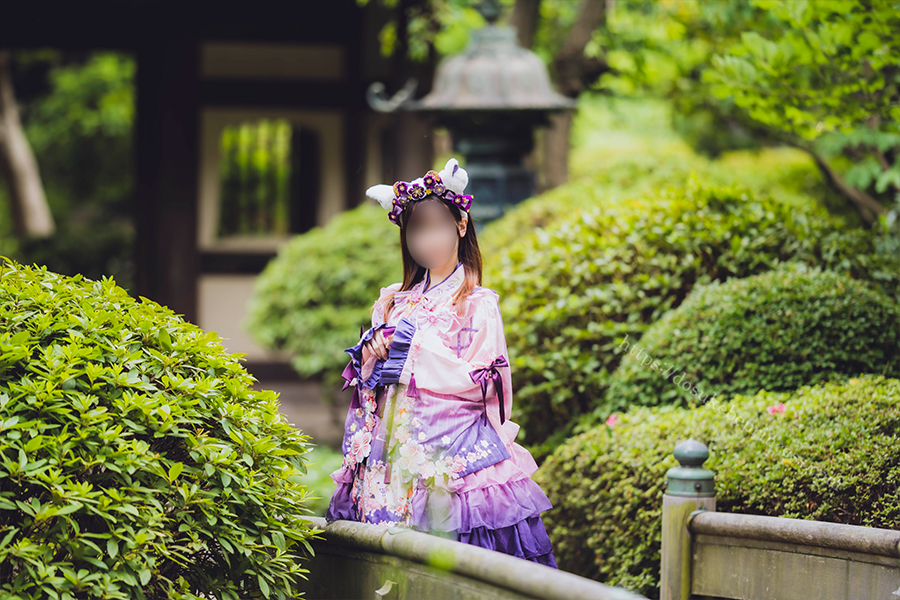 日本庭園で和風ロリータを着てポーズをとる女の子