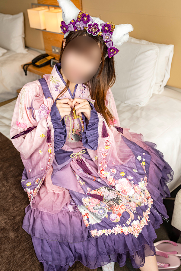 和風のロリータ服を着てポーズをとる女の子