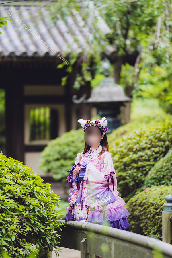 日本庭園で和風ロリータを着てポーズをとる女の子