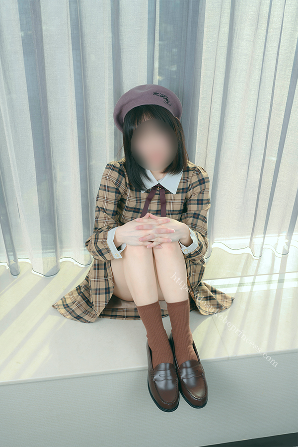 お嬢様ワンピースを着てポーズをとる女の子