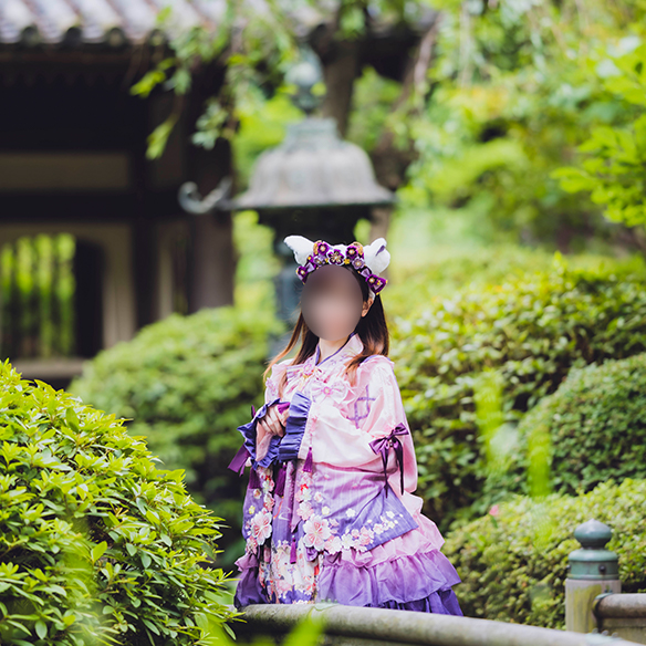 日本庭園ので和風ロリータを着てポーズをとる女の子