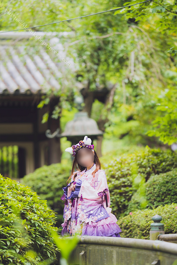 日本庭園で和風ロリータを着てポーズをとる女の子