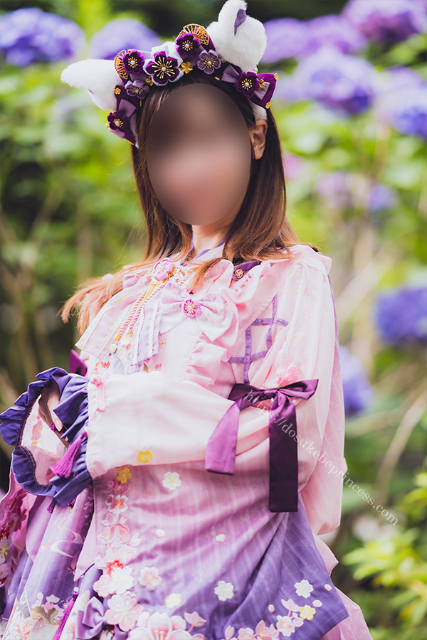 日本庭園の紫陽花の前で和風ロリータを着てポーズをとる女の子