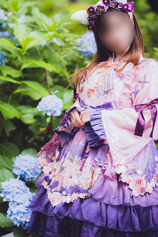 日本庭園の紫陽花の前で和風ロリータを着てポーズをとる女の子