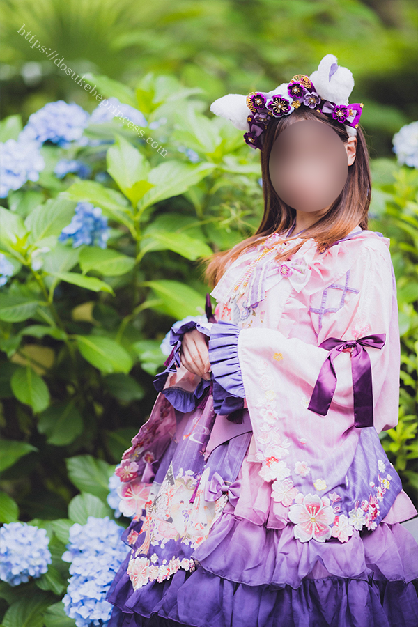 日本庭園の紫陽花の前で和風ロリータを着てポーズをとる女の子