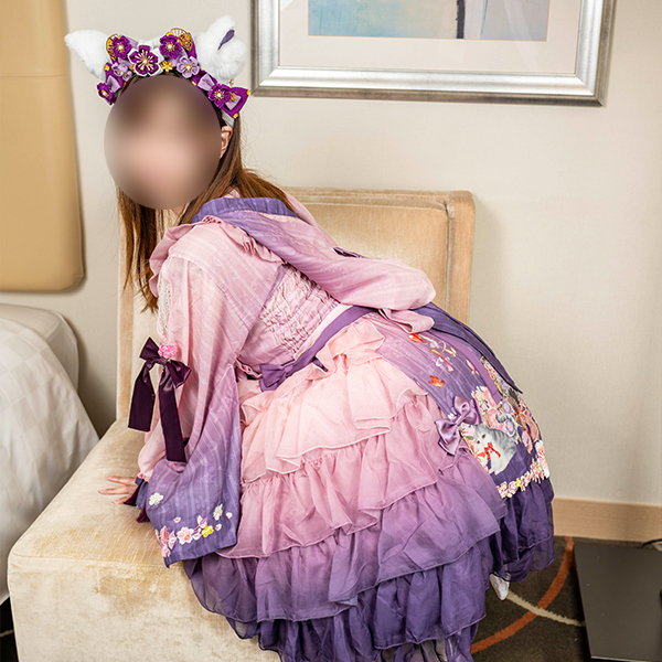 和風ロリータ服を着てポーズをとる女の子