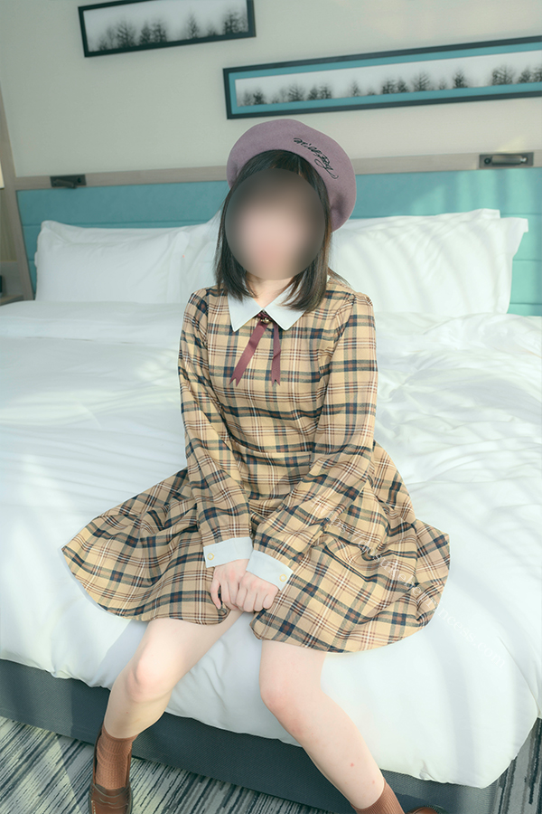 お嬢様風のワンピースを着てポーズをとる女の子