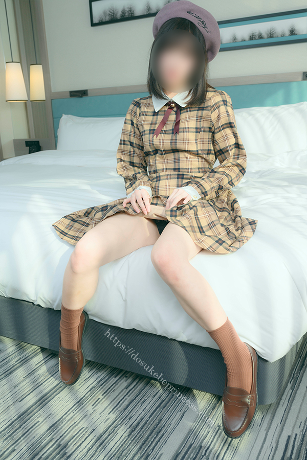 お嬢様風のワンピースを着てポーズをとる女の子