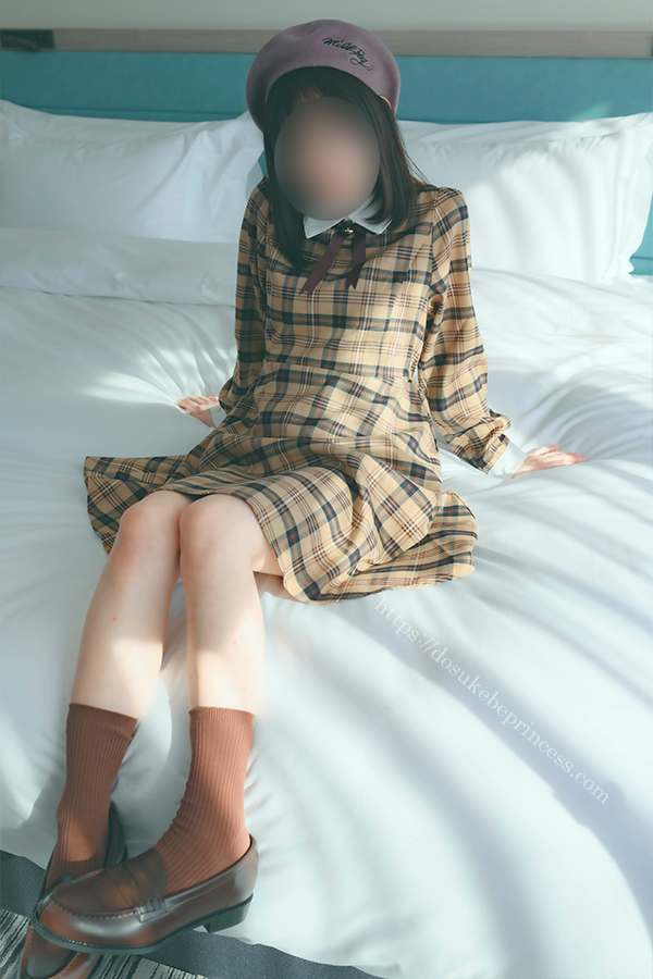 お嬢様風のワンピースを着てポーズをとる女の子